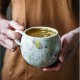 mug boule blanc cassé avec éclats multicolores