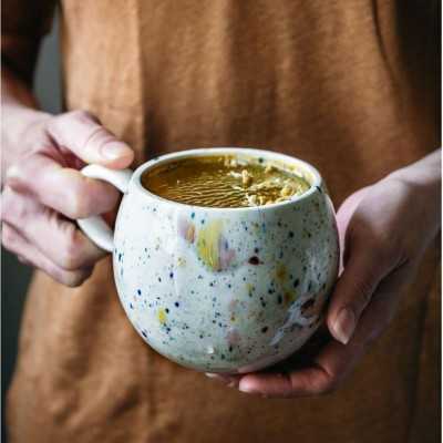 mug boule blanc cassé avec éclats multicolores