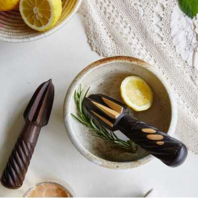Presse-Citron en Bois Noir Africain