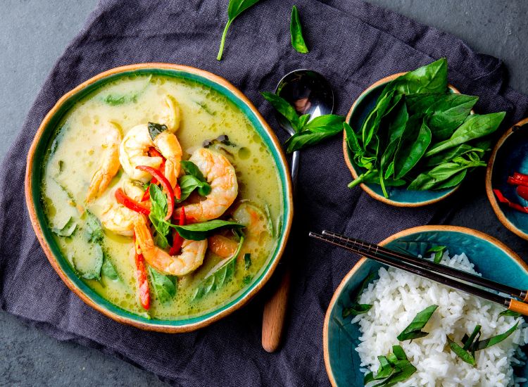 Voyage-culinaire-en-Thaïlande-Soupe-de-curry-vert-aux-crevettes-
