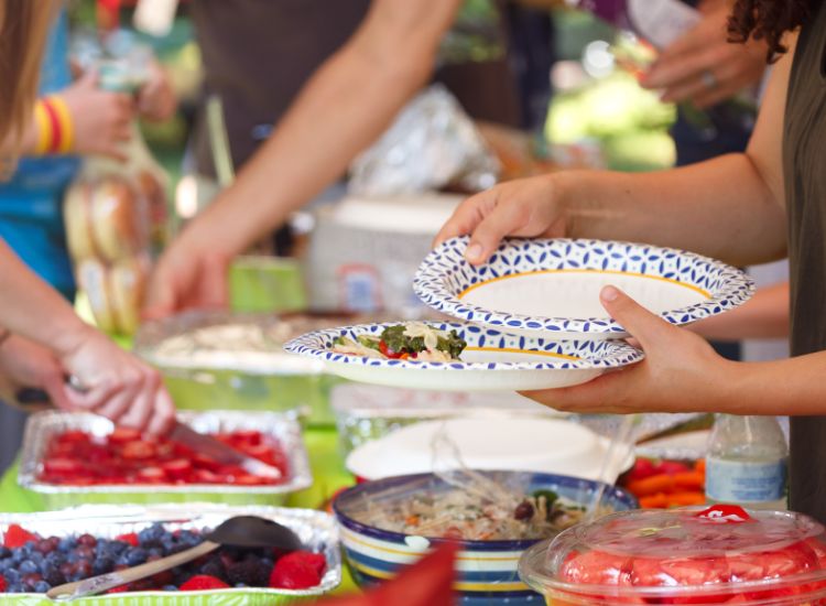 Festin culinaire typique d’un festival d’août