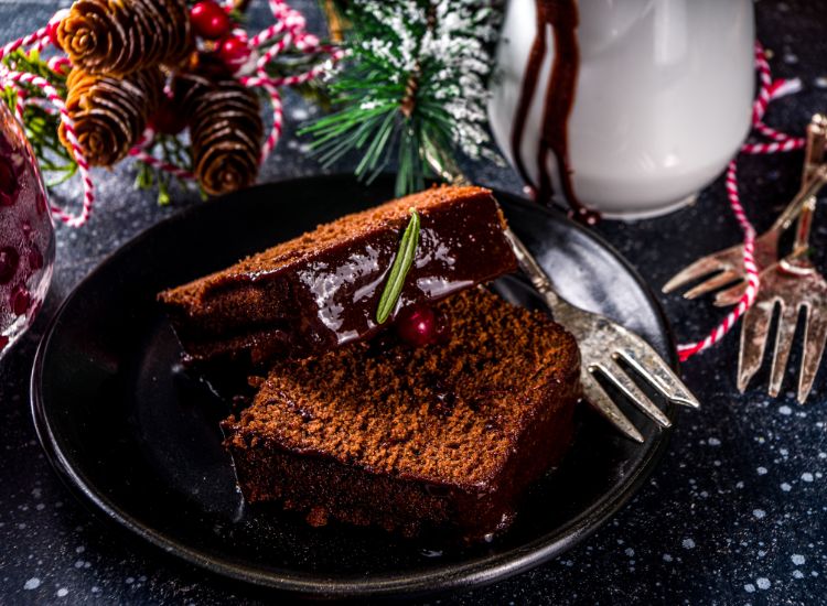 gâteau chocolat pain d’épices de Noël avec glaçage et décoration festive