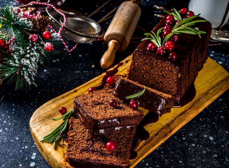 gâteau chocolat pain d’épices de Noël avec glaçage et décoration festive