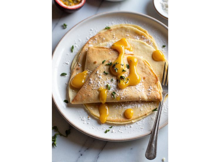 Crêpes coco rhum et coulis passion – Recette estivale exotique