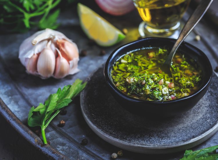 Voyage piquant : 7 sauces et épices pour relever vos plats cet été