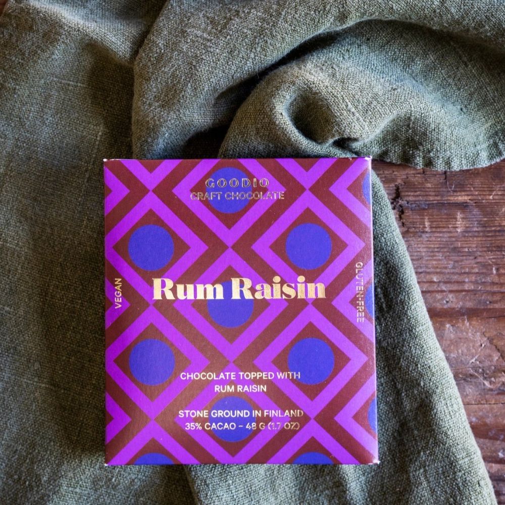 ablette de chocolat bio Goodio au rhum et raisin 35 %, végan et artisanale, fabriquée à la main en Finlande