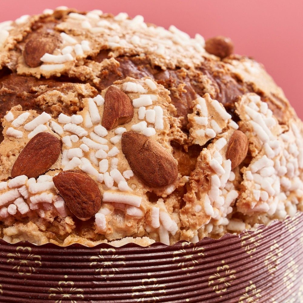 Panettone glacé artisanal avec glaçage aux noisettes