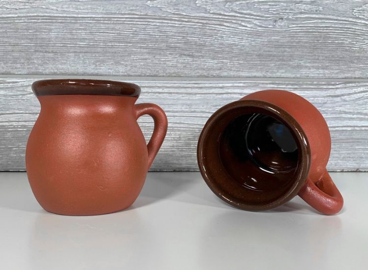 Préparation du chocolat chaud mexicain dans une tasse en terre cuite