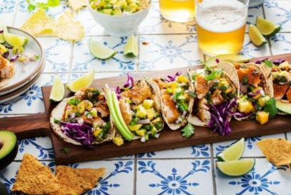 Tacos de poisson croustillant & mangue – Un air de plage dans l’assiette