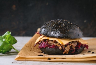 Black Burger au pulled pork et chou rouge : la recette tendance et gourmande