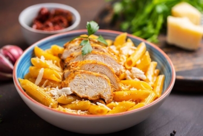 Penne à la sauce cajun & poulet poêlé : une recette crémeuse et épicée