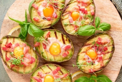 Recette d’Avocats grillés farcis aux œufs de caille et bacon