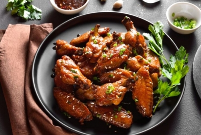 Ailes de poulet caramélisées au miel et sauce soja – Recette gourmande et facile