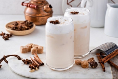 Iced Chai Latte aux épices d’hiver et mousse de lait – Recette maison parfumée